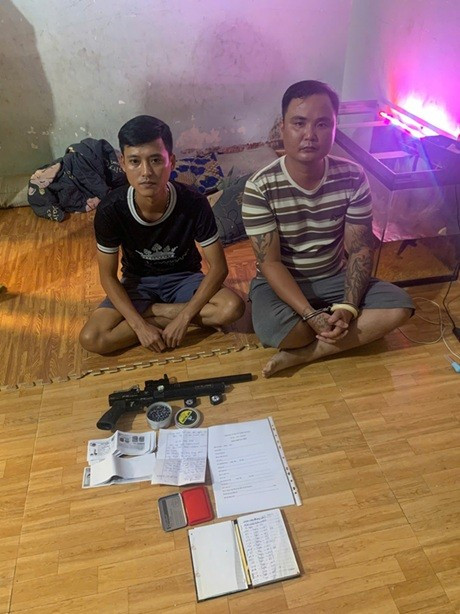 Súng và tang vật thu giữ tại nơi ở của đối tượng Vũ Văn Doanh vay-nl-5.jpg