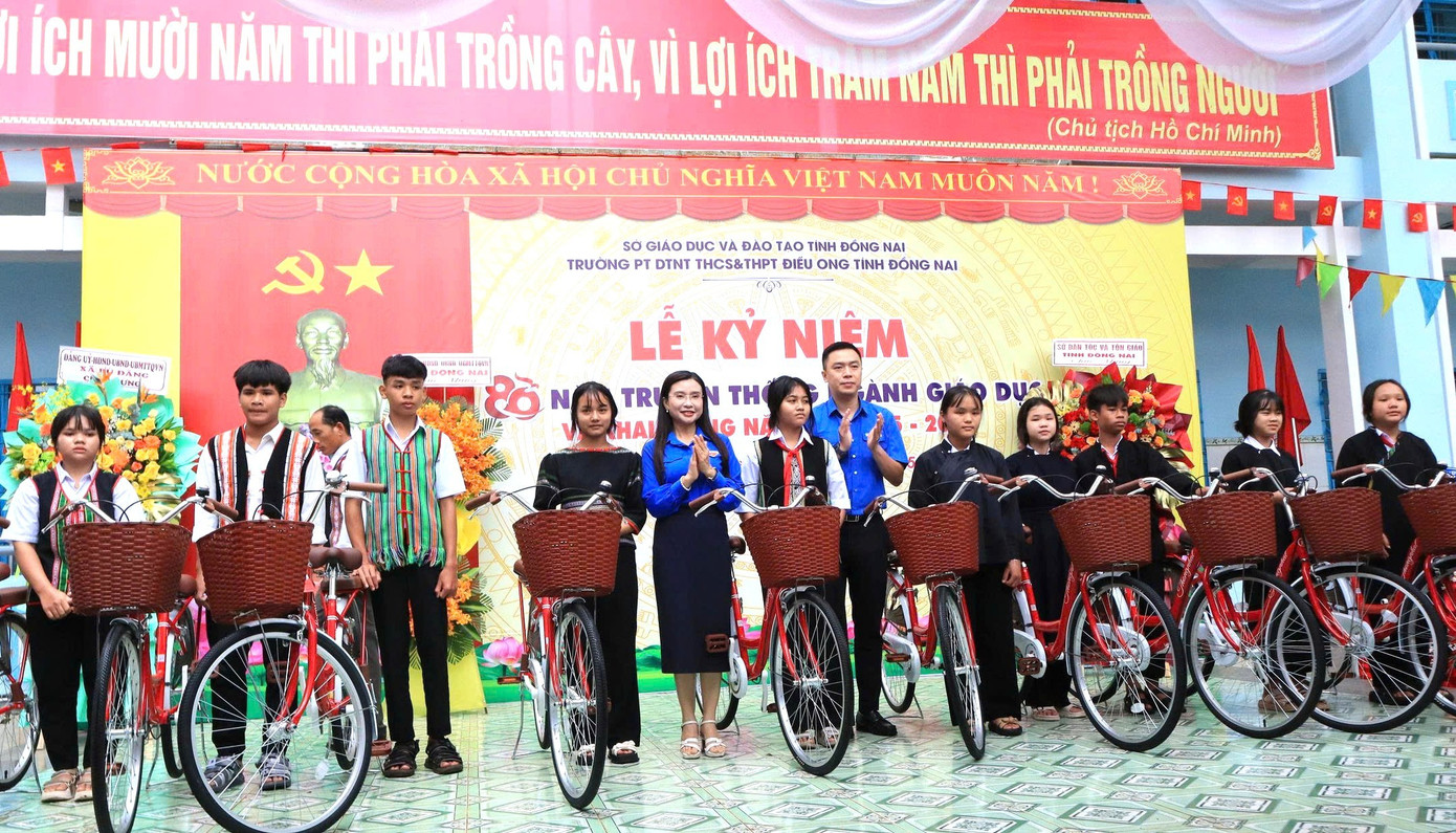 Chị Nguyễn Phạm Duy Trang trao tặng xe đạp cho học sinh bt-trang-1.jpg