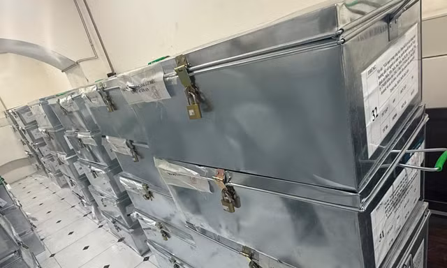 Những thùng đựng hồ sơ vụ án.