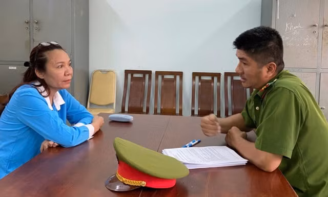 Bà Giáp Thị Sông Hương tại Cơ quan điều tra. Ảnh: CA