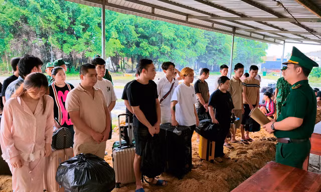 45 công dân Việt Nam trở về được hướng dẫn vào khu vực làm thủ tục trước khi trở về địa phương.