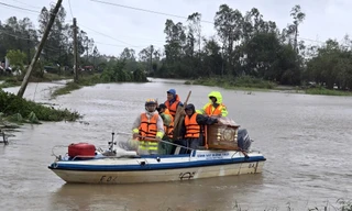 Cháu bé tử vong, Công an Đắk Lắk vượt lũ mang quan tài để gia đình lo hậu sự
