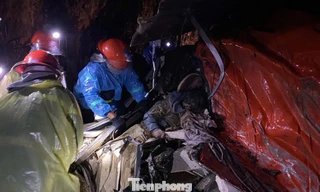 Sạt lở vùi xe khách, 25 người thương vong: Đội cứu hộ phải đi bộ ven rừng tìm đường cứu nạn