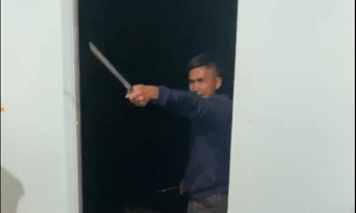 Chồng nữ Trưởng thôn xách dao vào náo loạn cuộc họp