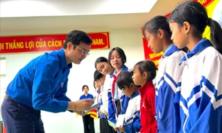 Bí thư thứ nhất T.Ư Đoàn động viên, chia sẻ khó khăn cùng bà con, học sinh nghèo Gia Lai