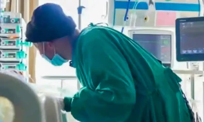 Cụ ông 82 tuổi di chuyển quãng đường 12 tiếng mỗi ngày trong suốt 105 ngày chỉ để bên vợ 30 phút, lay động Cnet