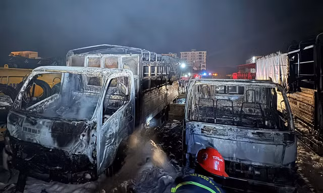 Cháy lớn tại bãi giữ ô tô lúc rạng sáng, nhiều xe trơ khung