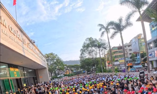 Xếp hàng dài ở cửa khẩu trong kỳ nghỉ 5 ngày
