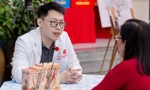 Bác sĩ trẻ Trần Minh Triết sở hữu bảng thành tích "khủng", sôi nổi làm tình nguyện