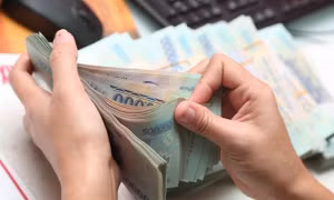 Nghỉ việc do mưa lũ, người lao động có được nhận lương?