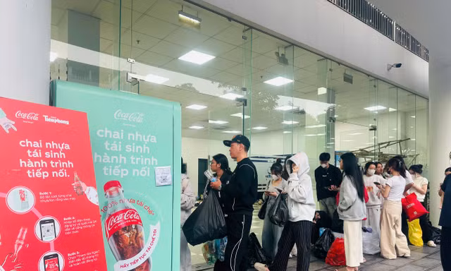 Sinh viên Đại học Phenikaa truyền cảm hứng cho chiến dịch 'Chai nhựa tái sinh, hành trình tiếp nối'