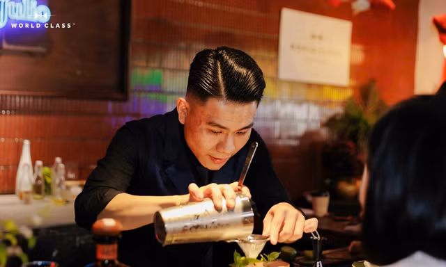 Chín năm theo đuổi giấc mơ đại học của chàng trai pha chế được nhận học bổng từ trường quốc tế