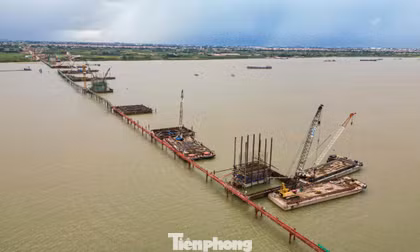 Trụ chính cầu Hồng Hà dần lộ diện giữa sông Hồng