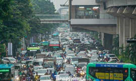 Người Thủ đô chật vật đưa con đi học, đi làm trong cơn mưa rải rác kéo dài