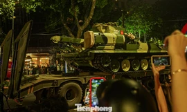 Người dân vây kín đường xem dàn khí tài di chuyển về trung tâm Hà Nội