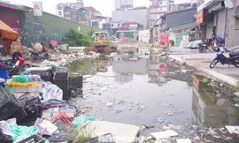 Dự án dang dở, đường vào Đại học Hà Nội ngập trong rác thải