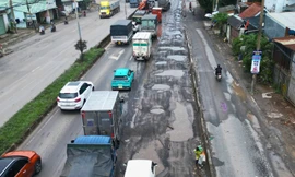 Ô tô chao đảo, tài xế run rẩy trên quốc lộ dày đặc ổ trâu, ô voi