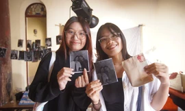 Chụp ảnh cùng máy ảnh cổ to như chiếc vali