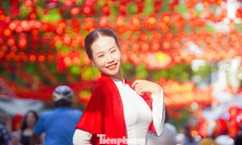 'Nàng thơ' tạo dáng chụp ảnh trên phố Hàng Mã phủ đỏ sắc cờ mừng Quốc khánh 2/9