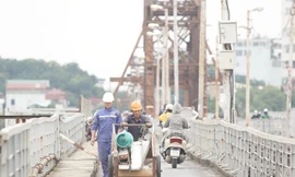 Cầu Long Biên được quây tôn, hạn chế lưu thông để trùng tu