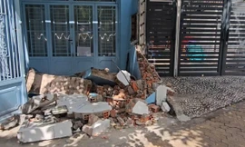 Nguyên nhân taxi tông sập tường nhà dân, tài xế cầm dao đi quanh hiện trường