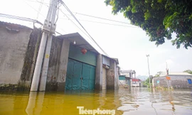 Hơn một tuần nay, nhiều xã ngoại thành Hà Nội vẫn chìm trong biển nước 