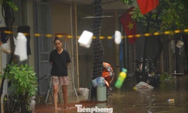 Cuộc sống đảo lộn của người dân Hà Nội trong khu vực bị cô lập