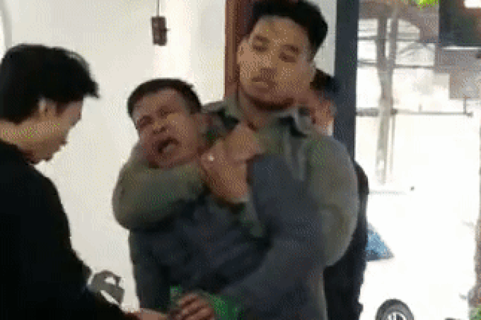 Khoảnh khắc anh Trung kẹp cổ tên cướp gây "bão" mạng xã hội. Ảnh cắt từ clip.