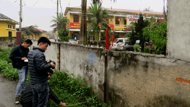 Khu vực tường rào của trụ sở quận bị cảnh sát kiểm tra kỹ càng. Ảnh: Giang Chinh