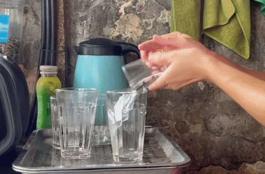 Màn "múa nước sôi" thoăn thoắt khiến người xem thích thú (Ảnh cắt từ video).