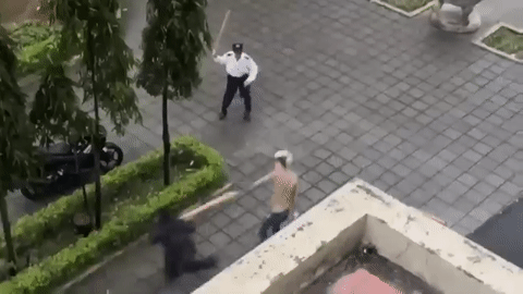 Nam thanh niên nghi ngáo đá cầm dao truy đuổi người dân chung cư Bamboo Garden. Hình ảnh người dân cung cấp.