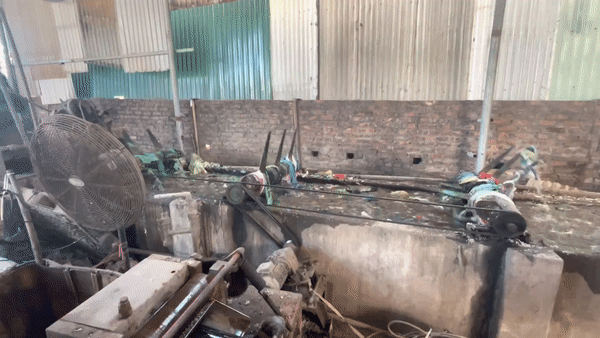 Nước giặt rửa tại các xưởng luôn đục ngầu, hôi hám.