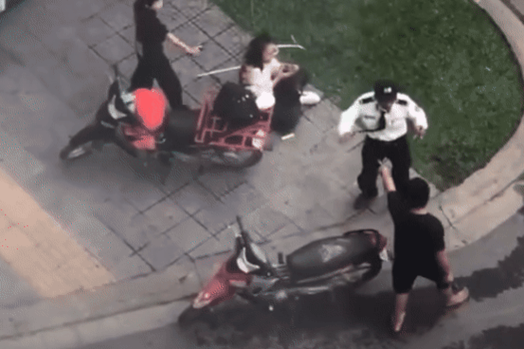 Khoảnh khắc ông Tho can ngăn đối tượng, cố giải cứu 2 người phụ nữ (Ảnh cắt từ video).