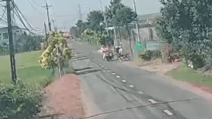 Hình ảnh người mặc sắc phục CSGT đánh nam thanh niên tới tấp được chia sẻ trên mạng xã hội (Ảnh: T.C). Hình ảnh người mặc sắc phục CSGT đánh nam thanh niên tới tấp được chia sẻ trên mạng xã hội (Ảnh: T.C).