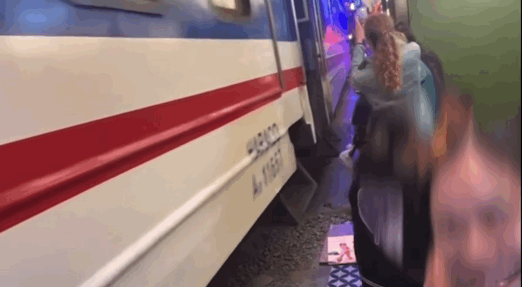 Người đàn ông suýt bị cuốn vào đoàn tàu.