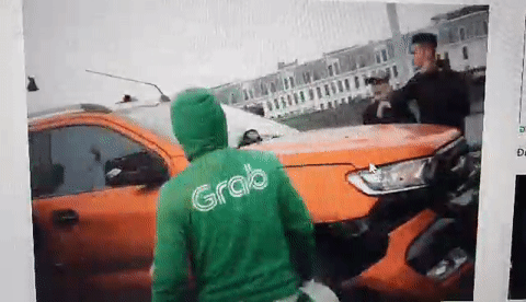 Hình ảnh người dân đập kính ô tô bắt giữ đối tượng. Ảnh: Cắt từ clip Hai Nam Vũ.