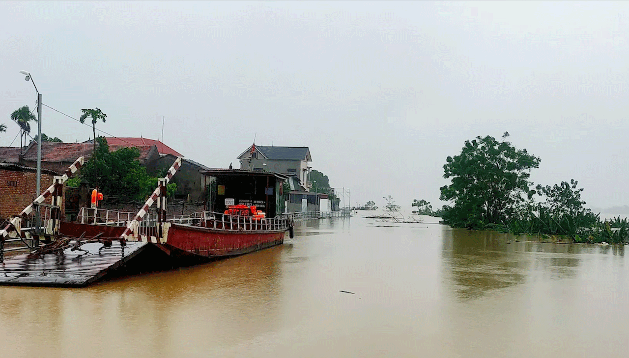 Minh Châu mỗi năm hứng chịu 2 - 3 tháng nước lên, tràn vào nhà cửa ảnh hưởng không nhỏ đời sống người dân. Ảnh: Ngọc Tú