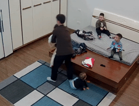 Cậu bé 12 tuổi sơ cứu cho em gái. Ảnh cắt từ clip Cậu bé 12 tuổi sơ cứu cho em gái. Ảnh cắt từ clip