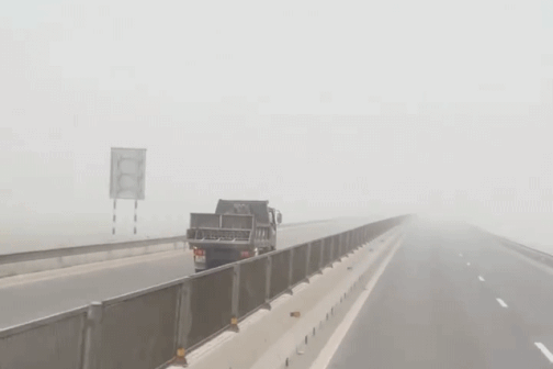 Chiếc xe tải chạy ngược chiều trên cao tốc Nghi Sơn - Diễn Châu (Ảnh cắt từ clip). Chiếc xe tải chạy ngược chiều trên cao tốc Nghi Sơn - Diễn Châu (Ảnh cắt từ clip).