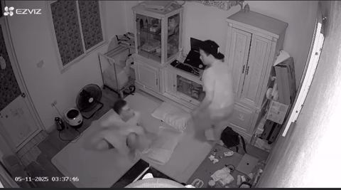 Tên trộm giằng co với gia chủ. Ảnh cắt từ clip