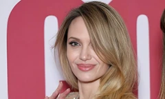 Angelina Jolie diện mốt không nội y