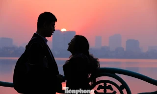 Người dân đổ về Hồ Tây săn khoảnh khắc hoàng hôn đẹp nhất năm