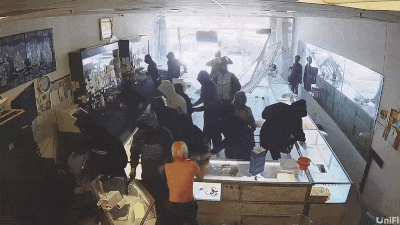 Mỹ: Băng đảng áo đen táo tợn cướp tiệm vàng giữa ban ngày