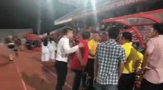 Trọng tài Hoàng Ngọc Hà: Nhân viên CLB Hải Phòng tóm cổ, nhổ nước miếng vào mặt tôi! 