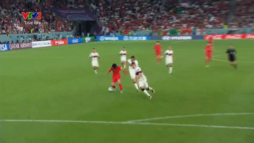 Son Heung-min 'xâu kim' hậu vệ Dalot. Son Heung-min 'xâu kim' hậu vệ Dalot.