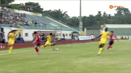 Thua đậm CAHN, Quảng Nam bấp bênh trong cuộc đua trụ hạng ảnh 5