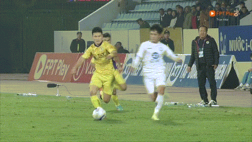 Pha bóng dẫn tới thẻ đỏ của Tuấn Hải