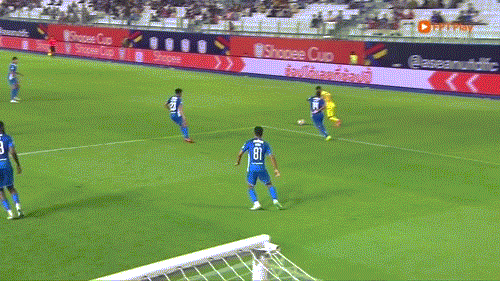 Cú đánh đầu suýt thành bàn thắng của Yago Ramos trước đó.