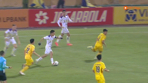 Văn Quyết lập cú đúp, CLB Hà Nội áp sát tốp 3 ảnh 10 Văn Quyết lập cú đúp, CLB Hà Nội áp sát tốp 3 ảnh 10