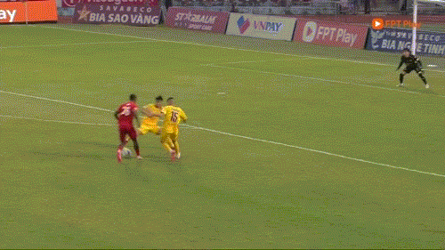 Kiếm được 3 điểm từ láng giềng Hà Tĩnh, SLNA nhiều cơ hội trụ hạng ảnh 4